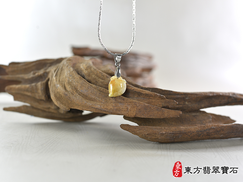 意境翡翠壽桃項鍊玉珮（福壽雙全：壽桃牌A貨翡翠壽桃玉珮、緬甸玉壽桃玉墜）。淺綠色帶黃色糯種壽桃，FW226。客製化訂做各種翡翠壽桃吊墜玉珮項鍊。★附A貨翡翠雙證書