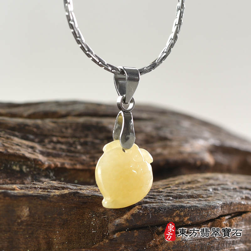 翡翠壽桃項鍊玉珮（福壽雙全：壽桃牌A貨翡翠壽桃玉珮、緬甸玉壽桃玉墜）。淺黃色糯種壽桃，FW227。客製化訂做各種翡翠壽桃吊墜玉珮項鍊。★附A貨翡翠雙證書