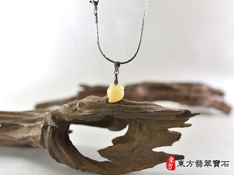 意境翡翠壽桃項鍊玉珮（福壽雙全：壽桃牌A貨翡翠壽桃玉珮、緬甸玉壽桃玉墜）。淺黃色糯種壽桃，FW227。客製化訂做各種翡翠壽桃吊墜玉珮項鍊。★附A貨翡翠雙證書
