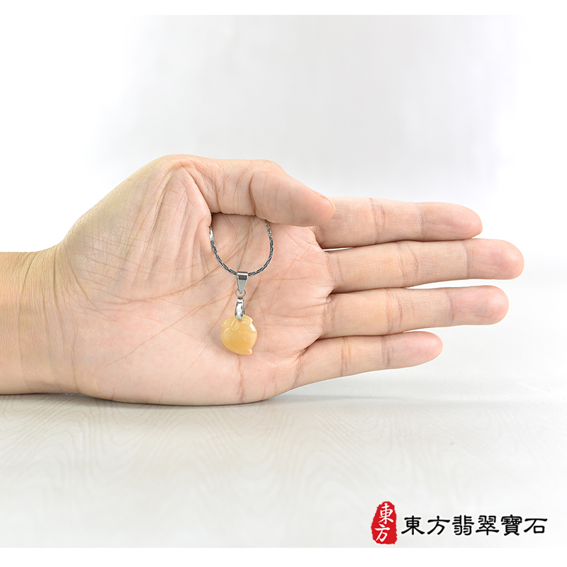 大小翡翠壽桃項鍊玉珮（福壽雙全：壽桃牌A貨翡翠壽桃玉珮、緬甸玉壽桃玉墜）。淺黃色糯種壽桃，FW227。客製化訂做各種翡翠壽桃吊墜玉珮項鍊。★附A貨翡翠雙證書