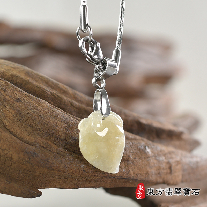 翡翠壽桃項鍊玉珮（福壽雙全：壽桃牌A貨翡翠壽桃玉珮、緬甸玉壽桃玉墜）。白色豆種壽桃，FW228。客製化訂做各種翡翠壽桃吊墜玉珮項鍊。★附A貨翡翠雙證書