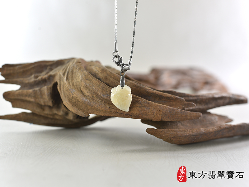 意境翡翠壽桃項鍊玉珮（福壽雙全：壽桃牌A貨翡翠壽桃玉珮、緬甸玉壽桃玉墜）。白色豆種壽桃，FW228。客製化訂做各種翡翠壽桃吊墜玉珮項鍊。★附A貨翡翠雙證書