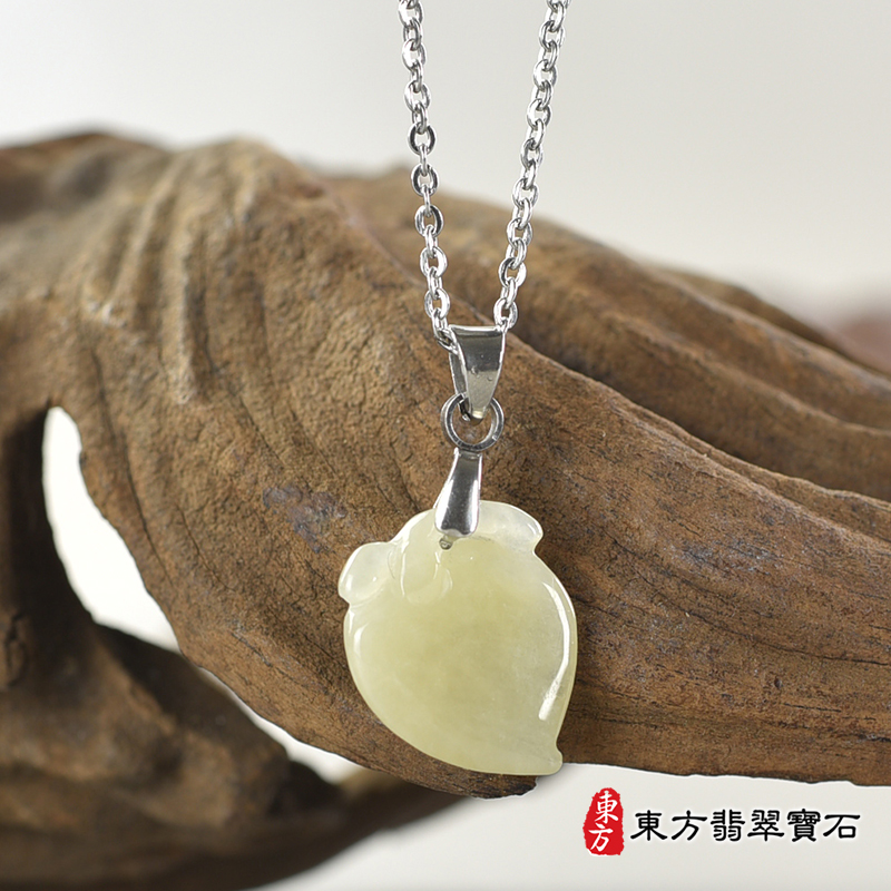 翡翠壽桃項鍊玉珮（福壽雙全：壽桃牌A貨翡翠壽桃玉珮、緬甸玉壽桃玉墜）。淺綠色帶點黃色糯種壽桃，FW229。客製化訂做各種翡翠壽桃吊墜玉珮項鍊。★附A貨翡翠雙證書