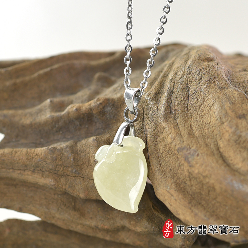 翡翠壽桃項鍊玉珮（福壽雙全：壽桃牌A貨翡翠壽桃玉珮、緬甸玉壽桃玉墜）。淺綠色帶點黃色糯種壽桃，FW229。客製化訂做各種翡翠壽桃吊墜玉珮項鍊。★附A貨翡翠雙證書