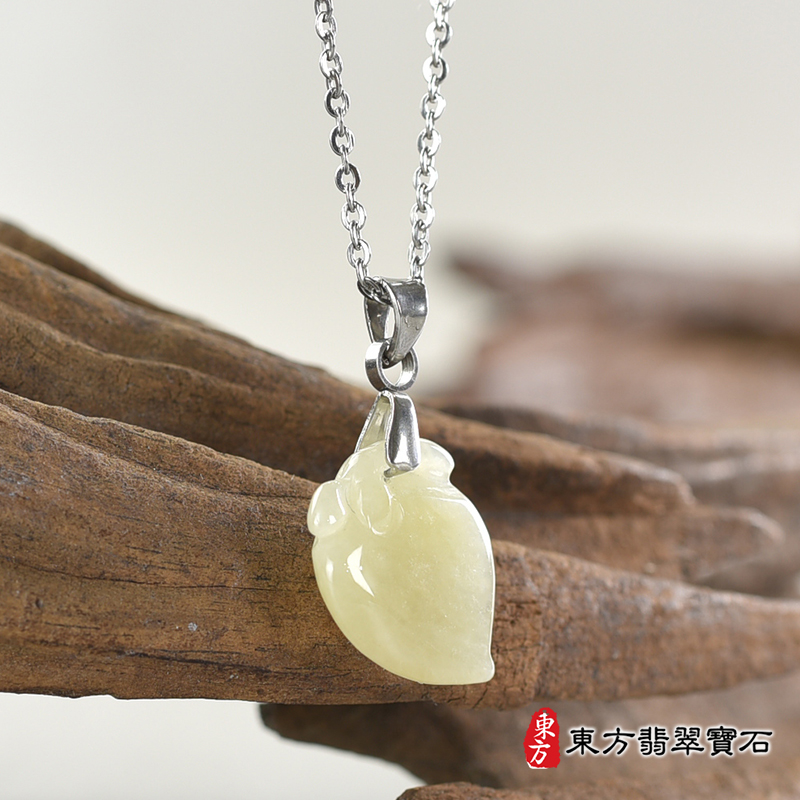 翡翠壽桃項鍊玉珮（福壽雙全：壽桃牌A貨翡翠壽桃玉珮、緬甸玉壽桃玉墜）。淺綠色帶點黃色糯種壽桃，FW229。客製化訂做各種翡翠壽桃吊墜玉珮項鍊。★附A貨翡翠雙證書