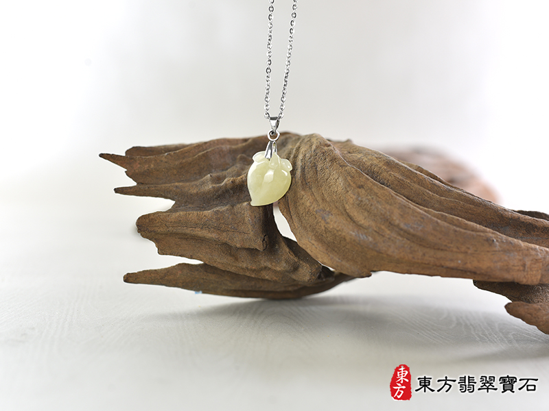 意境翡翠壽桃項鍊玉珮（福壽雙全：壽桃牌A貨翡翠壽桃玉珮、緬甸玉壽桃玉墜）。淺綠色帶點黃色糯種壽桃，FW229。客製化訂做各種翡翠壽桃吊墜玉珮項鍊。★附A貨翡翠雙證書