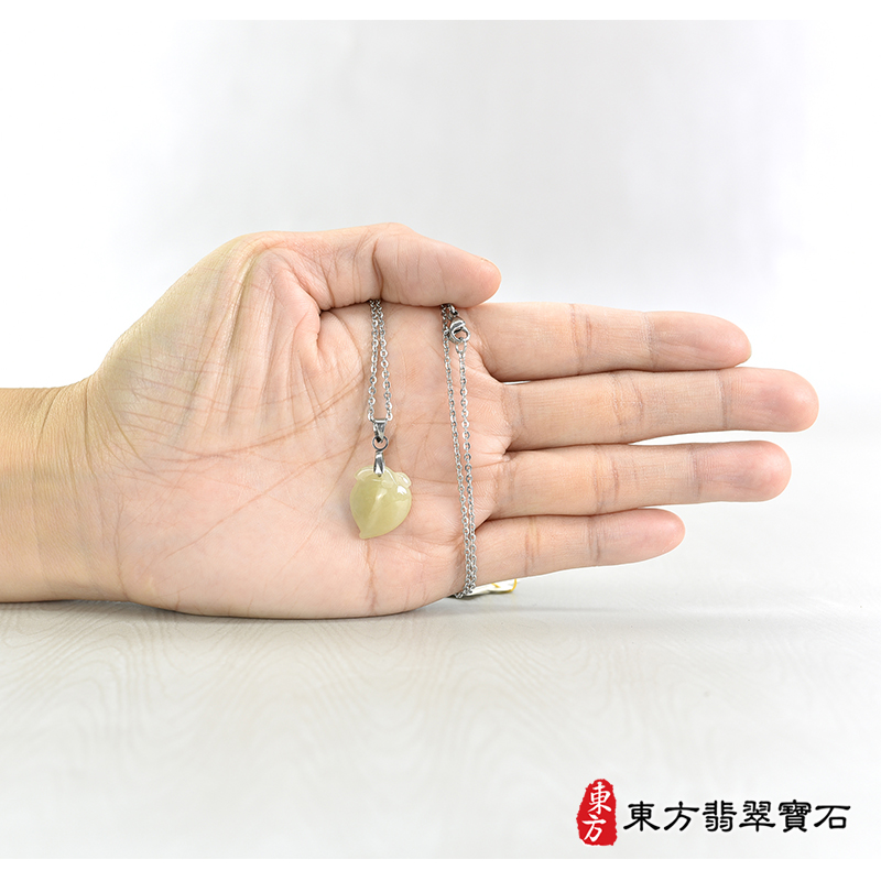大小翡翠壽桃項鍊玉珮（福壽雙全：壽桃牌A貨翡翠壽桃玉珮、緬甸玉壽桃玉墜）。淺綠色帶點黃色糯種壽桃，FW229。客製化訂做各種翡翠壽桃吊墜玉珮項鍊。★附A貨翡翠雙證書