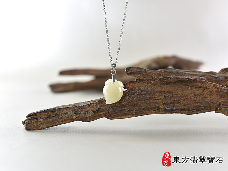 意境翡翠壽桃項鍊玉珮（福壽雙全：壽桃牌A貨翡翠壽桃玉珮、緬甸玉壽桃玉墜）。淺綠色糯種壽桃，FW230。客製化訂做各種翡翠壽桃吊墜玉珮項鍊。★附A貨翡翠雙證書