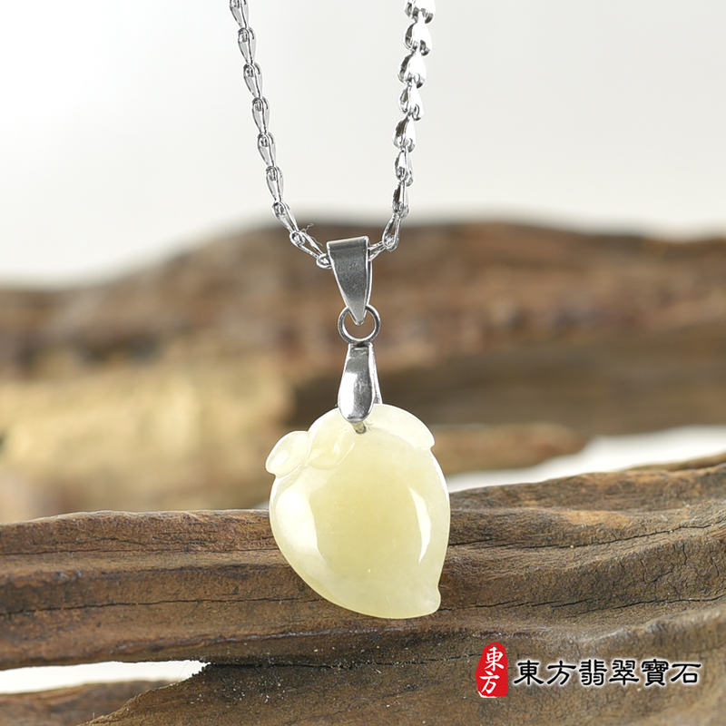 翡翠壽桃項鍊玉珮（福壽雙全：壽桃牌A貨翡翠壽桃玉珮、緬甸玉壽桃玉墜）。淺黃綠色糯種壽桃，FW231。客製化訂做各種翡翠壽桃吊墜玉珮項鍊。★附A貨翡翠雙證書