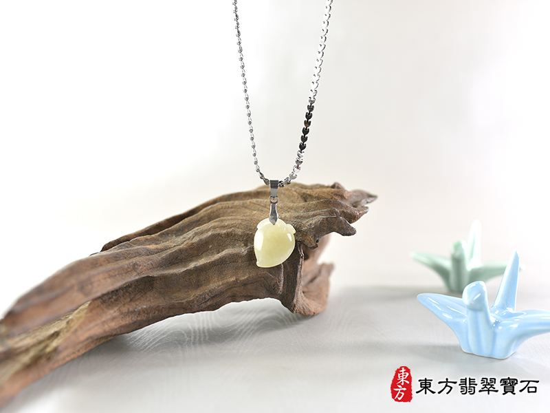 意境翡翠壽桃項鍊玉珮（福壽雙全：壽桃牌A貨翡翠壽桃玉珮、緬甸玉壽桃玉墜）。淺黃綠色糯種壽桃，FW231。客製化訂做各種翡翠壽桃吊墜玉珮項鍊。★附A貨翡翠雙證書