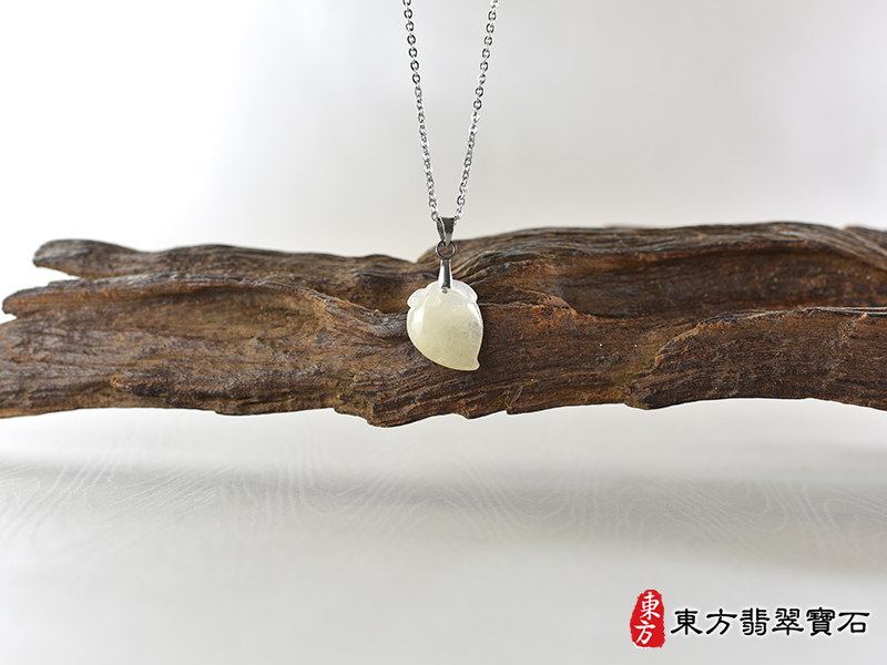 意境翡翠壽桃項鍊玉珮（福壽雙全：壽桃牌A貨翡翠壽桃玉珮、緬甸玉壽桃玉墜）。白色帶點黃色糯種壽桃，FW232。客製化訂做各種翡翠壽桃吊墜玉珮項鍊。★附A貨翡翠雙證書
