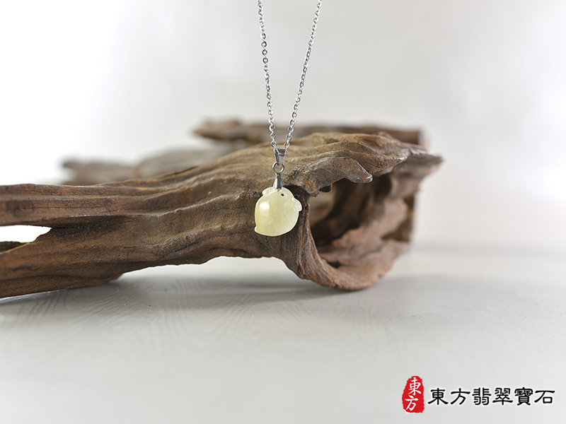 意境翡翠壽桃項鍊玉珮（福壽雙全：壽桃牌A貨翡翠壽桃玉珮、緬甸玉壽桃玉墜）。淺黃色糯種壽桃，FW233。客製化訂做各種翡翠壽桃吊墜玉珮項鍊。★附A貨翡翠雙證書