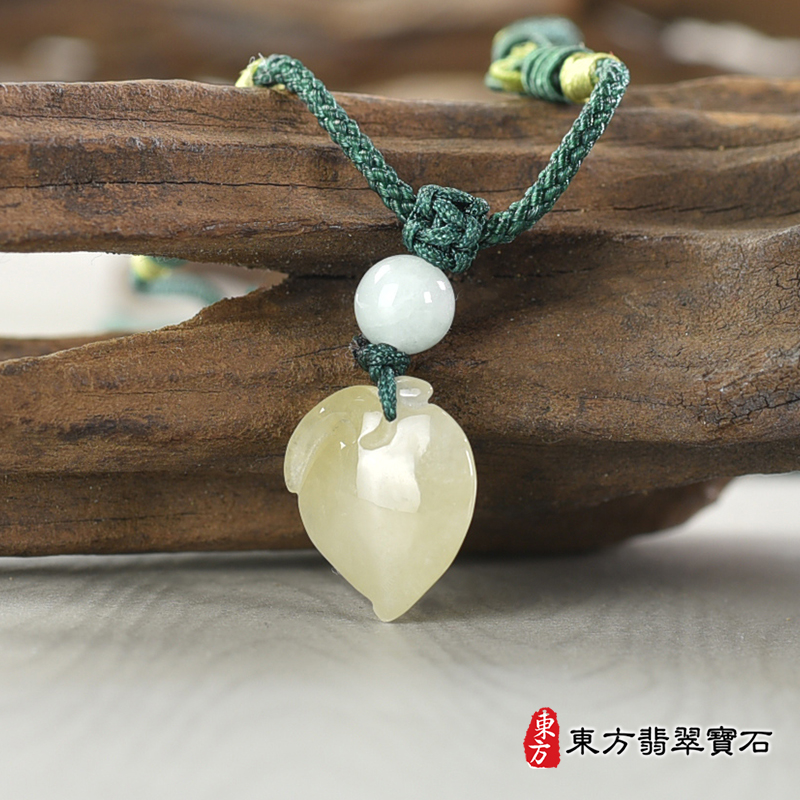 翡翠壽桃項鍊玉珮（福壽雙全：壽桃牌A貨翡翠壽桃玉珮、緬甸玉壽桃玉墜）。淺黃綠色糯種壽桃，FW234。客製化訂做各種翡翠壽桃吊墜玉珮項鍊。★附A貨翡翠雙證書