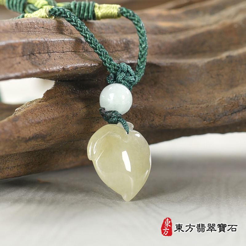 翡翠壽桃項鍊玉珮（福壽雙全：壽桃牌A貨翡翠壽桃玉珮、緬甸玉壽桃玉墜）。淺黃綠色糯種壽桃，FW234。客製化訂做各種翡翠壽桃吊墜玉珮項鍊。★附A貨翡翠雙證書