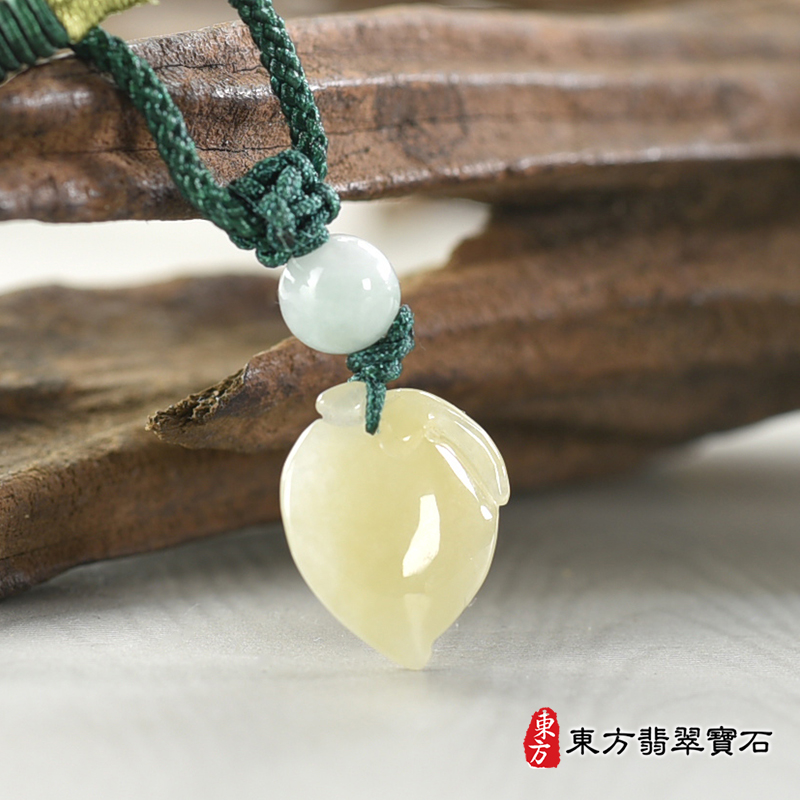 翡翠壽桃項鍊玉珮（福壽雙全：壽桃牌A貨翡翠壽桃玉珮、緬甸玉壽桃玉墜）。淺黃綠色糯種壽桃，FW234。客製化訂做各種翡翠壽桃吊墜玉珮項鍊。★附A貨翡翠雙證書