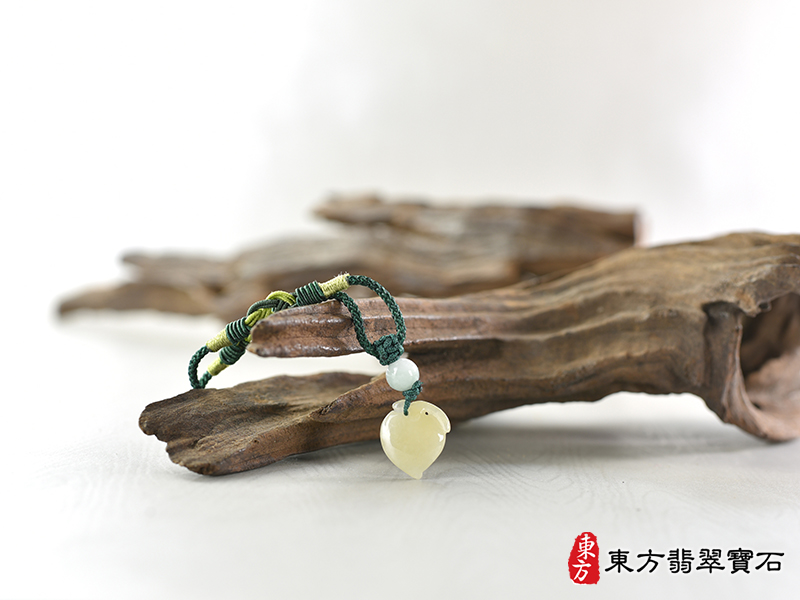 意境翡翠壽桃項鍊玉珮（福壽雙全：壽桃牌A貨翡翠壽桃玉珮、緬甸玉壽桃玉墜）。淺黃綠色糯種壽桃，FW234。客製化訂做各種翡翠壽桃吊墜玉珮項鍊。★附A貨翡翠雙證書
