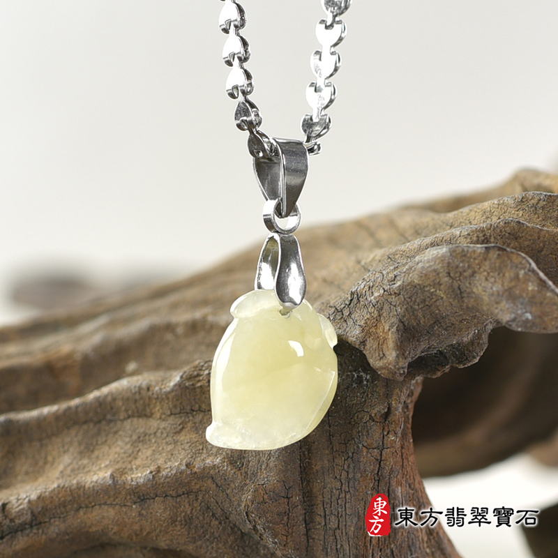 翡翠壽桃項鍊玉珮（福壽雙全：壽桃牌A貨翡翠壽桃玉珮、緬甸玉壽桃玉墜）。淺黃綠色糯種壽桃，FW235。客製化訂做各種翡翠壽桃吊墜玉珮項鍊。★附A貨翡翠雙證書