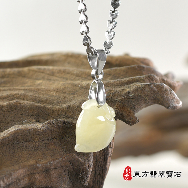 翡翠壽桃項鍊玉珮（福壽雙全：壽桃牌A貨翡翠壽桃玉珮、緬甸玉壽桃玉墜）。淺黃綠色糯種壽桃，FW235。客製化訂做各種翡翠壽桃吊墜玉珮項鍊。★附A貨翡翠雙證書