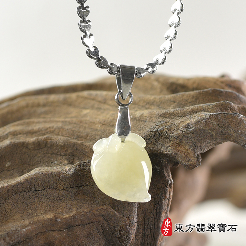 翡翠壽桃項鍊玉珮（福壽雙全：壽桃牌A貨翡翠壽桃玉珮、緬甸玉壽桃玉墜）。淺黃綠色糯種壽桃，FW235。客製化訂做各種翡翠壽桃吊墜玉珮項鍊。★附A貨翡翠雙證書