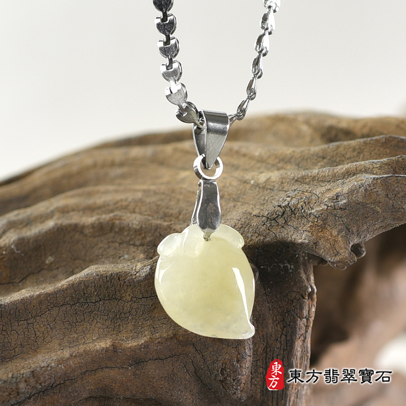 翡翠壽桃項鍊玉珮（福壽雙全：壽桃牌A貨翡翠壽桃玉珮、緬甸玉壽桃玉墜）。淺黃綠色糯種壽桃，FW235。客製化訂做各種翡翠壽桃吊墜玉珮項鍊。★附A貨翡翠雙證書