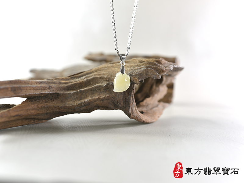 意境翡翠壽桃項鍊玉珮（福壽雙全：壽桃牌A貨翡翠壽桃玉珮、緬甸玉壽桃玉墜）。淺黃綠色糯種壽桃，FW235。客製化訂做各種翡翠壽桃吊墜玉珮項鍊。★附A貨翡翠雙證書