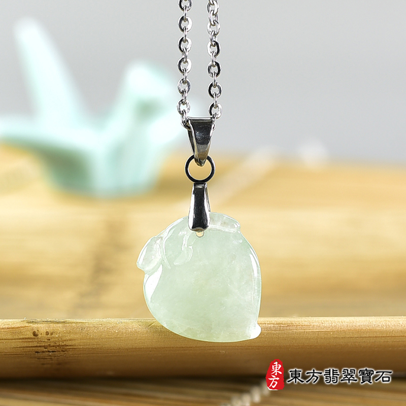 翡翠壽桃項鍊玉珮（福壽雙全：壽桃牌A貨翡翠壽桃玉珮、緬甸玉壽桃玉墜）。淺綠色糯種壽桃，FW236。客製化訂做各種翡翠壽桃吊墜玉珮項鍊。★附A貨翡翠雙證書