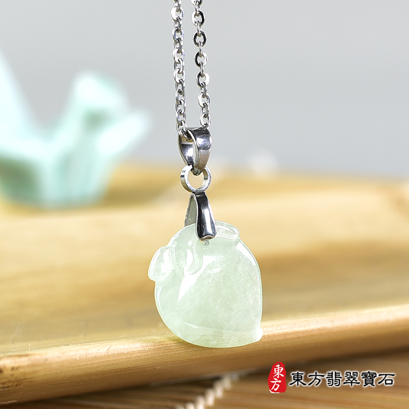 翡翠壽桃項鍊玉珮（福壽雙全：壽桃牌A貨翡翠壽桃玉珮、緬甸玉壽桃玉墜）。淺綠色糯種壽桃，FW236。客製化訂做各種翡翠壽桃吊墜玉珮項鍊。★附A貨翡翠雙證書