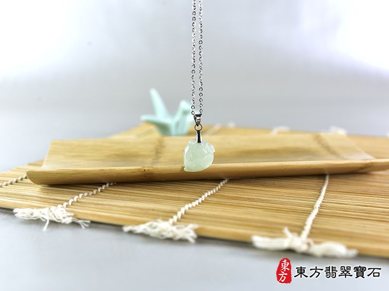 意境翡翠壽桃項鍊玉珮（福壽雙全：壽桃牌A貨翡翠壽桃玉珮、緬甸玉壽桃玉墜）。淺綠色糯種壽桃，FW236。客製化訂做各種翡翠壽桃吊墜玉珮項鍊。★附A貨翡翠雙證書
