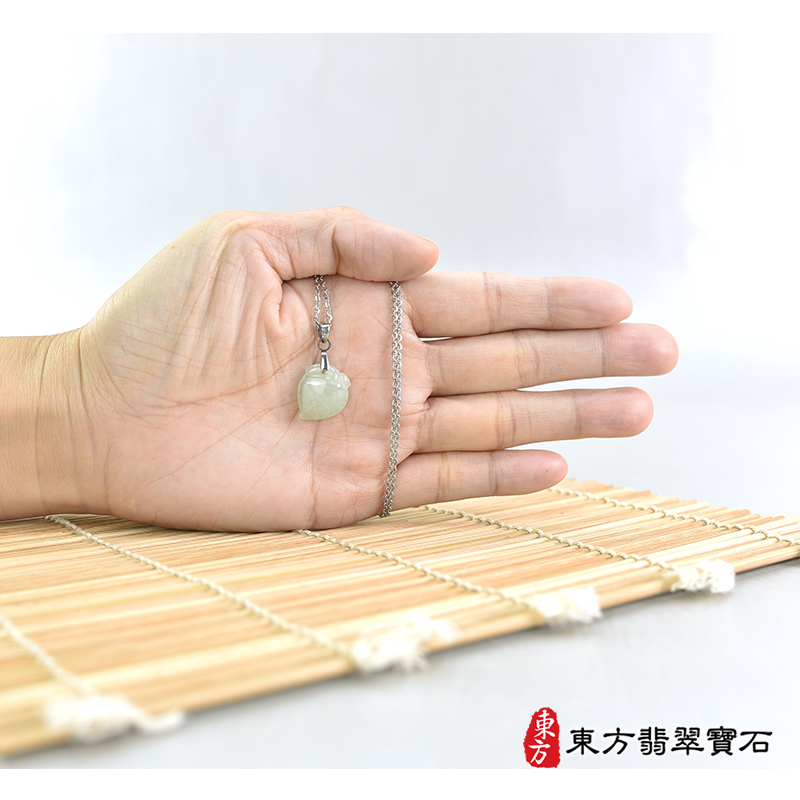 大小翡翠壽桃項鍊玉珮（福壽雙全：壽桃牌A貨翡翠壽桃玉珮、緬甸玉壽桃玉墜）。淺綠色糯種壽桃，FW236。客製化訂做各種翡翠壽桃吊墜玉珮項鍊。★附A貨翡翠雙證書