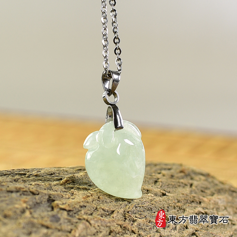 翡翠壽桃項鍊玉珮（福壽雙全：壽桃牌A貨翡翠壽桃玉珮、緬甸玉壽桃玉墜）。淺綠色糯種壽桃，FW237。客製化訂做各種翡翠壽桃吊墜玉珮項鍊。★附A貨翡翠雙證書