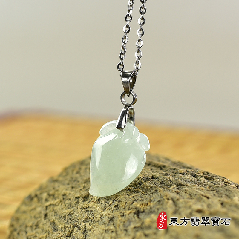 翡翠壽桃項鍊玉珮（福壽雙全：壽桃牌A貨翡翠壽桃玉珮、緬甸玉壽桃玉墜）。淺綠色糯種壽桃，FW237。客製化訂做各種翡翠壽桃吊墜玉珮項鍊。★附A貨翡翠雙證書