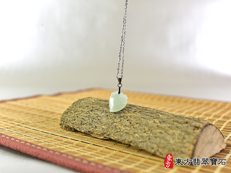 意境翡翠壽桃項鍊玉珮（福壽雙全：壽桃牌A貨翡翠壽桃玉珮、緬甸玉壽桃玉墜）。淺綠色糯種壽桃，FW237。客製化訂做各種翡翠壽桃吊墜玉珮項鍊。★附A貨翡翠雙證書