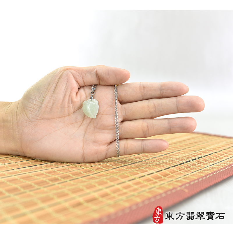 大小翡翠壽桃項鍊玉珮（福壽雙全：壽桃牌A貨翡翠壽桃玉珮、緬甸玉壽桃玉墜）。淺綠色糯種壽桃，FW237。客製化訂做各種翡翠壽桃吊墜玉珮項鍊。★附A貨翡翠雙證書