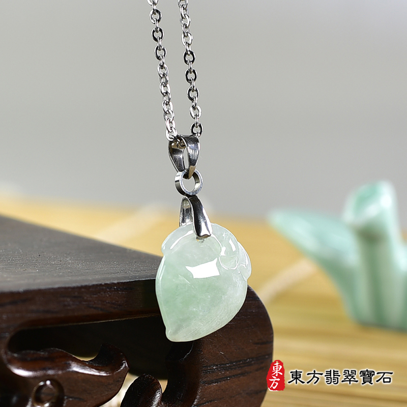 翡翠壽桃項鍊玉珮（福壽雙全：壽桃牌A貨翡翠壽桃玉珮、緬甸玉壽桃玉墜）。淺綠色糯種壽桃，FW238。客製化訂做各種翡翠壽桃吊墜玉珮項鍊。★附A貨翡翠雙證書