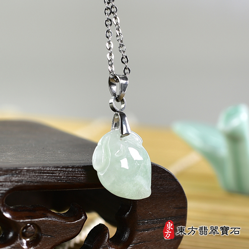 翡翠壽桃項鍊玉珮（福壽雙全：壽桃牌A貨翡翠壽桃玉珮、緬甸玉壽桃玉墜）。淺綠色糯種壽桃，FW238。客製化訂做各種翡翠壽桃吊墜玉珮項鍊。★附A貨翡翠雙證書
