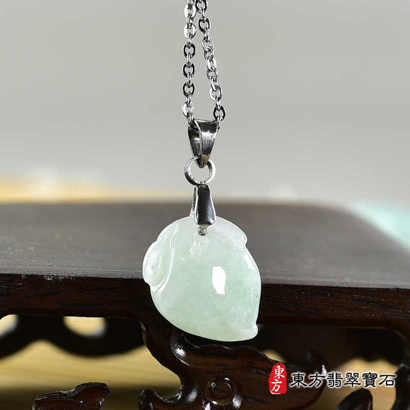 翡翠壽桃項鍊玉珮（福壽雙全：壽桃牌A貨翡翠壽桃玉珮、緬甸玉壽桃玉墜）。淺綠色糯種壽桃，FW238。客製化訂做各種翡翠壽桃吊墜玉珮項鍊。★附A貨翡翠雙證書