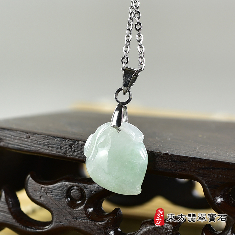 翡翠壽桃項鍊玉珮（福壽雙全：壽桃牌A貨翡翠壽桃玉珮、緬甸玉壽桃玉墜）。淺綠色糯種壽桃，FW238。客製化訂做各種翡翠壽桃吊墜玉珮項鍊。★附A貨翡翠雙證書
