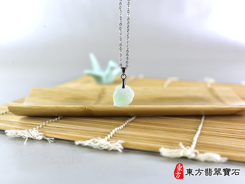 意境翡翠壽桃項鍊玉珮（福壽雙全：壽桃牌A貨翡翠壽桃玉珮、緬甸玉壽桃玉墜）。淺綠色糯種壽桃，FW238。客製化訂做各種翡翠壽桃吊墜玉珮項鍊。★附A貨翡翠雙證書