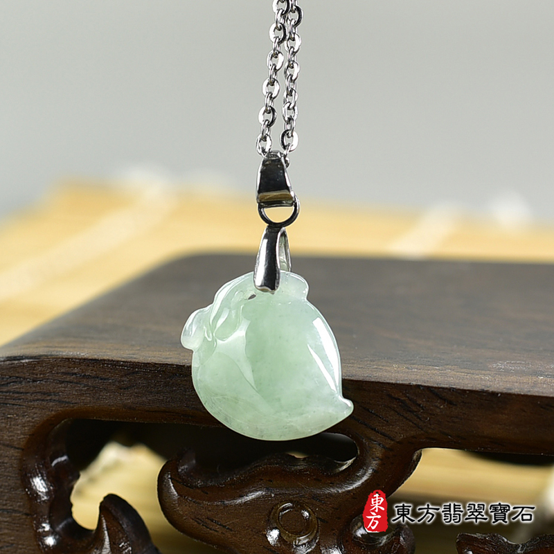 翡翠壽桃項鍊玉珮（福壽雙全：壽桃牌A貨翡翠壽桃玉珮、緬甸玉壽桃玉墜）。綠色糯種壽桃，FW241。客製化訂做各種翡翠壽桃吊墜玉珮項鍊。★附A貨翡翠雙證書