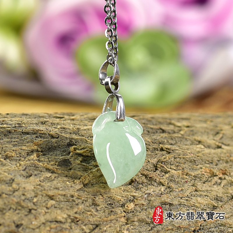 翡翠壽桃項鍊玉珮（福壽雙全：壽桃牌A貨翡翠壽桃玉珮、緬甸玉壽桃玉墜）。綠色糯種壽桃，FW242。客製化訂做各種翡翠壽桃吊墜玉珮項鍊。★附A貨翡翠雙證書