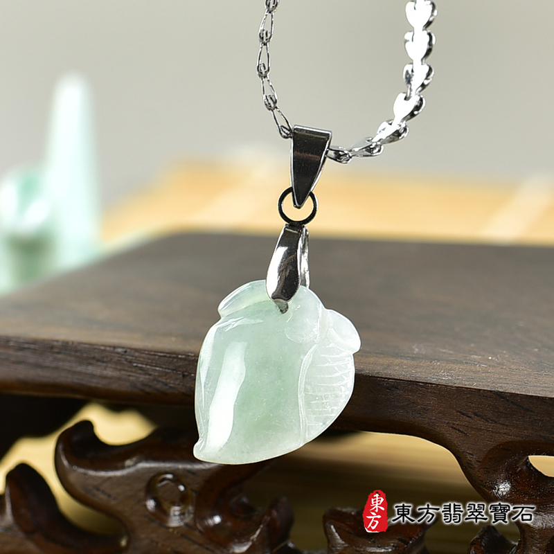 翡翠壽桃項鍊玉珮（福壽雙全：壽桃牌A貨翡翠壽桃玉珮、緬甸玉壽桃玉墜）。綠色糯種壽桃，FW243。客製化訂做各種翡翠壽桃吊墜玉珮項鍊。★附A貨翡翠雙證書