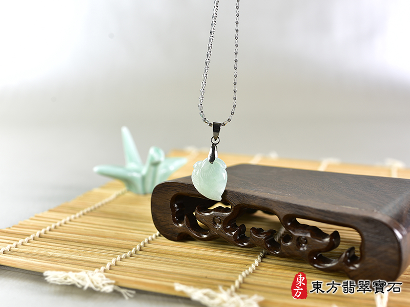 意境翡翠壽桃項鍊玉珮（福壽雙全：壽桃牌A貨翡翠壽桃玉珮、緬甸玉壽桃玉墜）。綠色糯種壽桃，FW243。客製化訂做各種翡翠壽桃吊墜玉珮項鍊。★附A貨翡翠雙證書