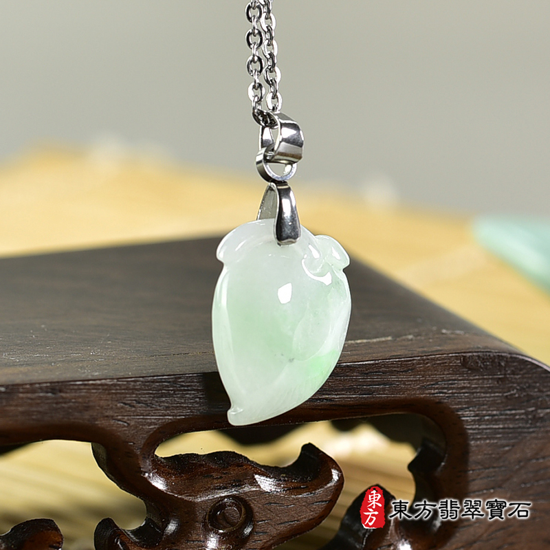 翡翠壽桃項鍊玉珮（福壽雙全：壽桃牌A貨翡翠壽桃玉珮、緬甸玉壽桃玉墜）。綠色糯種壽桃，FW244。客製化訂做各種翡翠壽桃吊墜玉珮項鍊。★附A貨翡翠雙證書