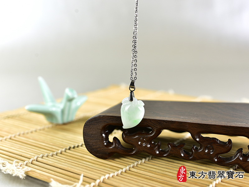 意境翡翠壽桃項鍊玉珮（福壽雙全：壽桃牌A貨翡翠壽桃玉珮、緬甸玉壽桃玉墜）。綠色糯種壽桃，FW244。客製化訂做各種翡翠壽桃吊墜玉珮項鍊。★附A貨翡翠雙證書