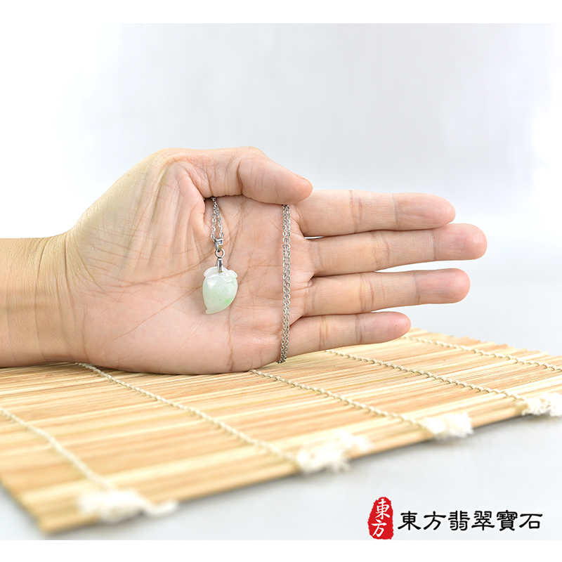 大小翡翠壽桃項鍊玉珮（福壽雙全：壽桃牌A貨翡翠壽桃玉珮、緬甸玉壽桃玉墜）。綠色糯種壽桃，FW244。客製化訂做各種翡翠壽桃吊墜玉珮項鍊。★附A貨翡翠雙證書