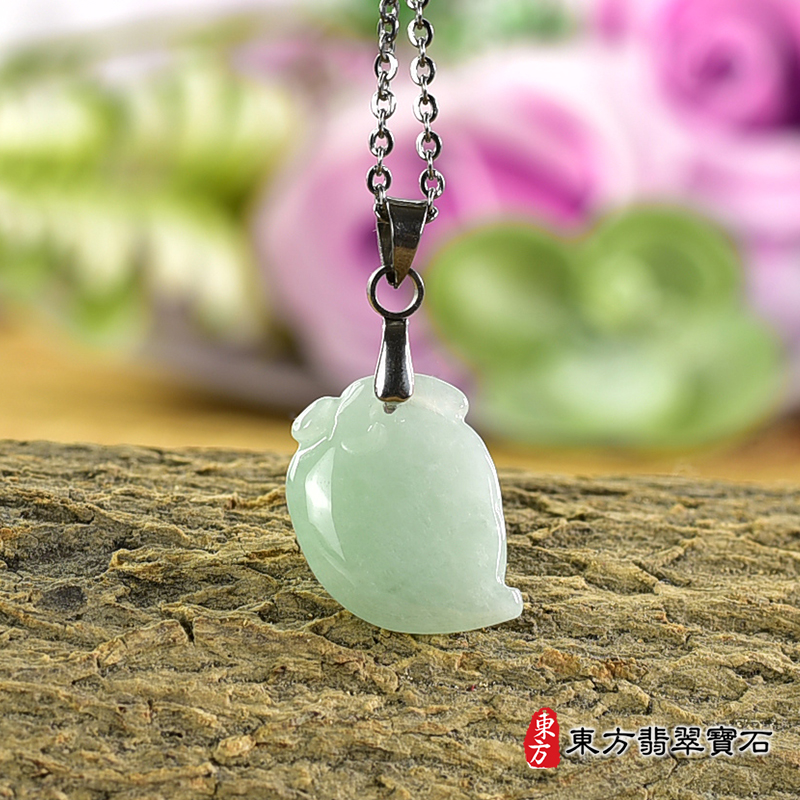 翡翠壽桃項鍊玉珮（福壽雙全：壽桃牌A貨翡翠壽桃玉珮、緬甸玉壽桃玉墜）。綠色糯種壽桃，FW245。客製化訂做各種翡翠壽桃吊墜玉珮項鍊。★附A貨翡翠雙證書