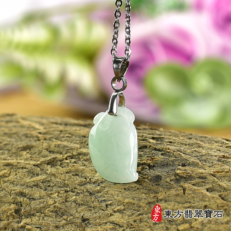 翡翠壽桃項鍊玉珮（福壽雙全：壽桃牌A貨翡翠壽桃玉珮、緬甸玉壽桃玉墜）。綠色糯種壽桃，FW245。客製化訂做各種翡翠壽桃吊墜玉珮項鍊。★附A貨翡翠雙證書