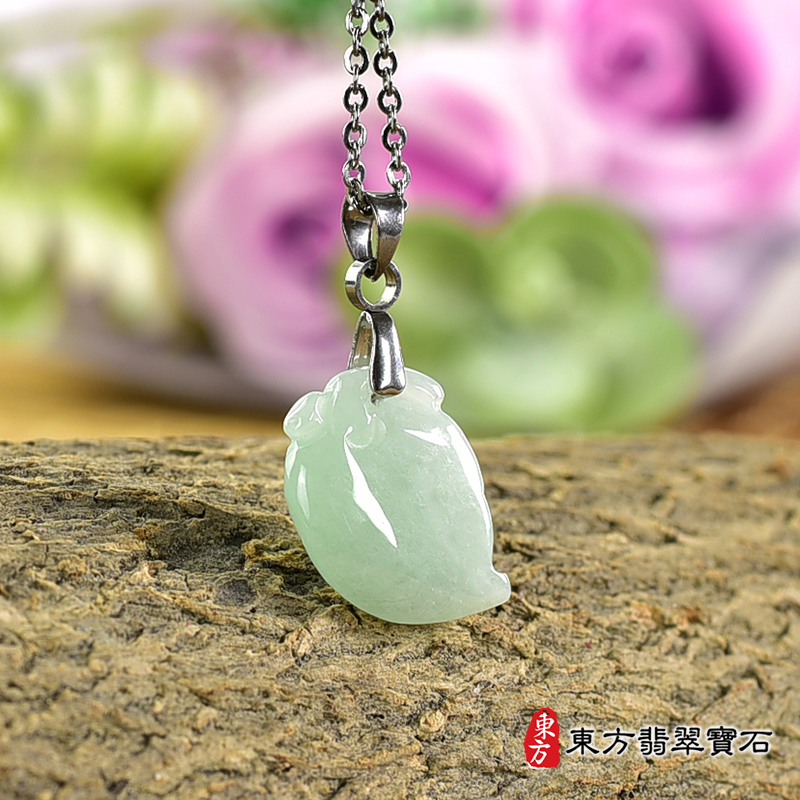 翡翠壽桃項鍊玉珮（福壽雙全：壽桃牌A貨翡翠壽桃玉珮、緬甸玉壽桃玉墜）。綠色糯種壽桃，FW245。客製化訂做各種翡翠壽桃吊墜玉珮項鍊。★附A貨翡翠雙證書