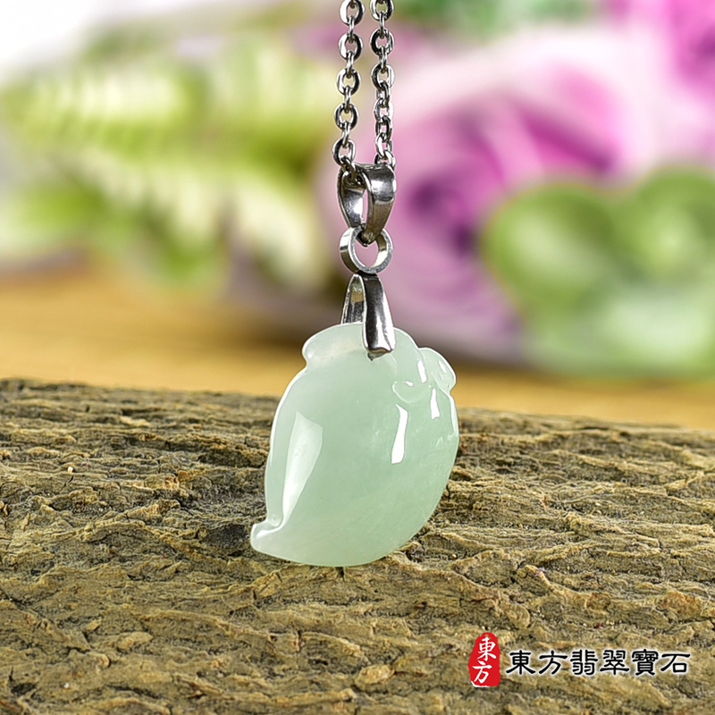 翡翠壽桃項鍊玉珮（福壽雙全：壽桃牌A貨翡翠壽桃玉珮、緬甸玉壽桃玉墜）。綠色糯種壽桃，FW245。客製化訂做各種翡翠壽桃吊墜玉珮項鍊。★附A貨翡翠雙證書