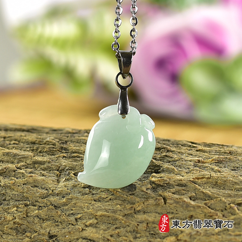 翡翠壽桃項鍊玉珮（福壽雙全：壽桃牌A貨翡翠壽桃玉珮、緬甸玉壽桃玉墜）。綠色糯種壽桃，FW245。客製化訂做各種翡翠壽桃吊墜玉珮項鍊。★附A貨翡翠雙證書